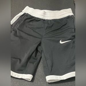 Nike fit shorts boys medium barely worn no ware athlete shorts.
